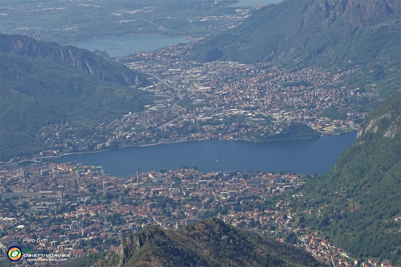 80 Dalla vetta del Due Mani zoom su Lecco, il suo lago, Valmadrera e il Lago di Annone.JPG